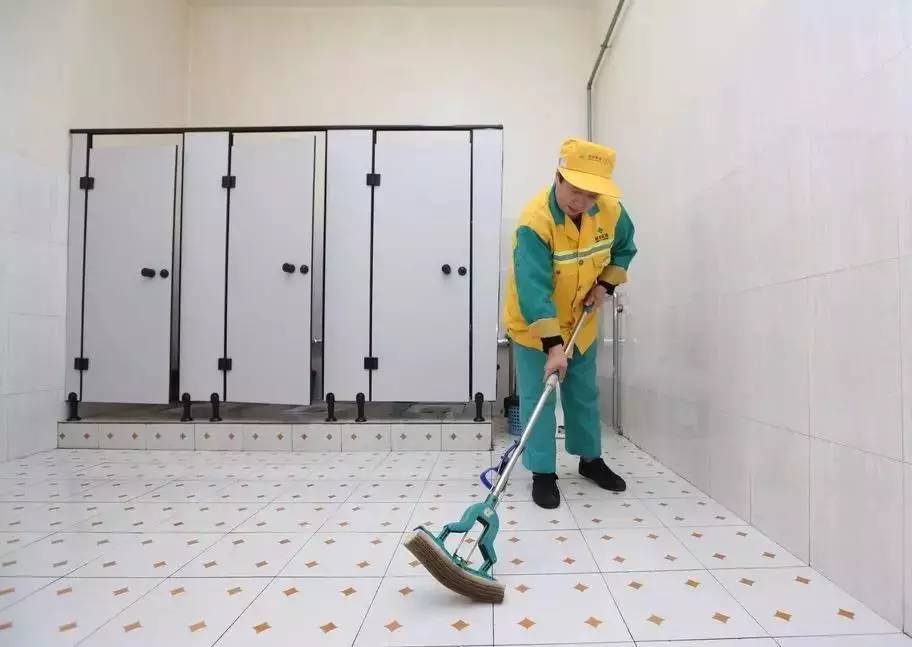 公厕方便遇女保洁 男网友:吓得提着裤子就跑出来了