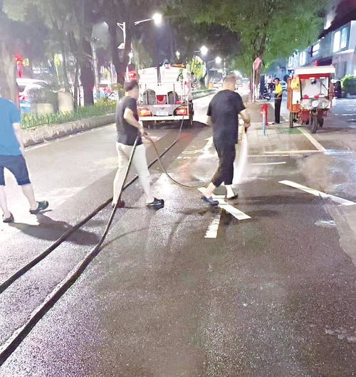 泉州 闹市施工致一地泥污 目前路面已清洗