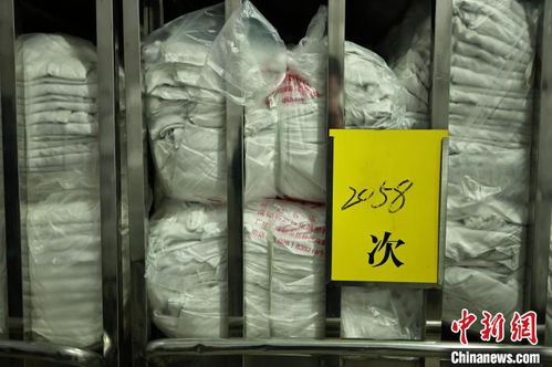 探访列车卧具洗涤车间 每天清洗约10万件的洁净之旅
