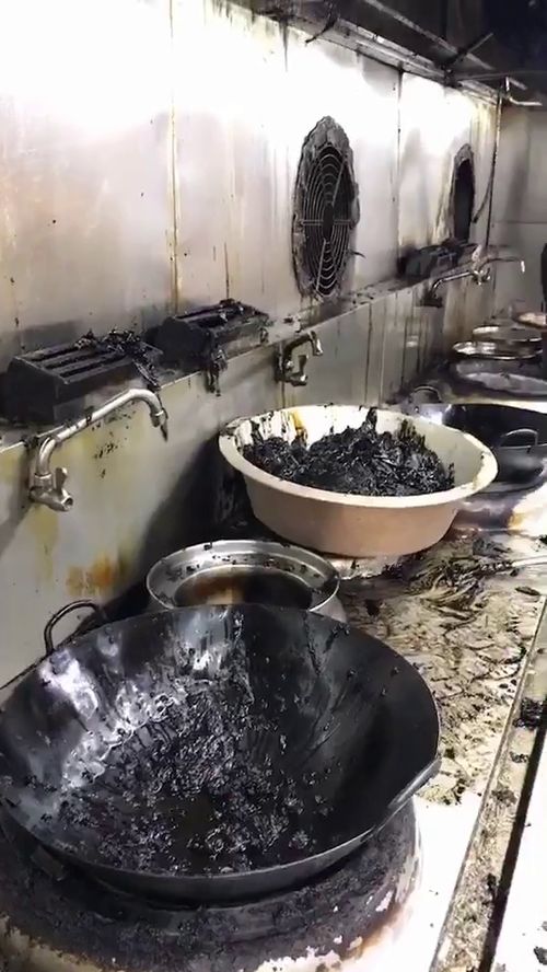 厨房油烟机清洗 不看不知道，厨房的油烟真的很脏！